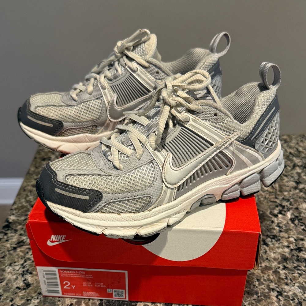 Nike Vomero 5 (GS) Light Gray and Dark Gray Running Shoes used 2Y